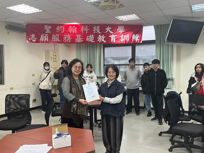 邱竹林老師（左）說明志願服務內涵及倫理，強調尊重與同理心在服務中的重要性。