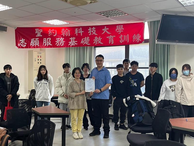 聖約翰科技大學辦理「志願服務基礎訓練」，湯幼竹老師講授「志願服務法規」，讓學生受益良多。
