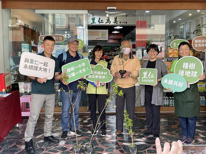 響應植樹月「織一片生態綠網」主題,林業及自然保育署花蓮分署今(26)日攜手里仁及木酢達人,在里仁花蓮中華店舉辦植樹贈苗活動。