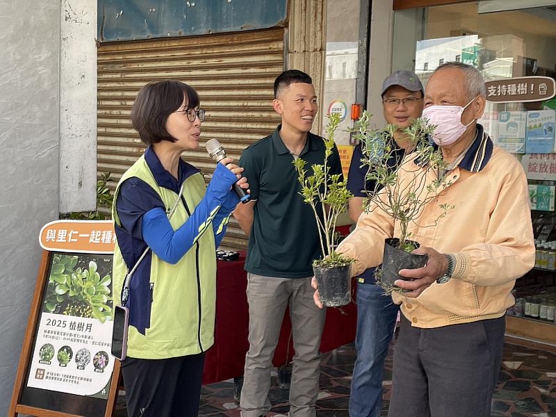 響應植樹月「織一片生態綠網」主題,林業及自然保育署花蓮分署今(26)日攜手里仁及木酢達人,在里仁花蓮中華店舉辦植樹贈苗活動。
