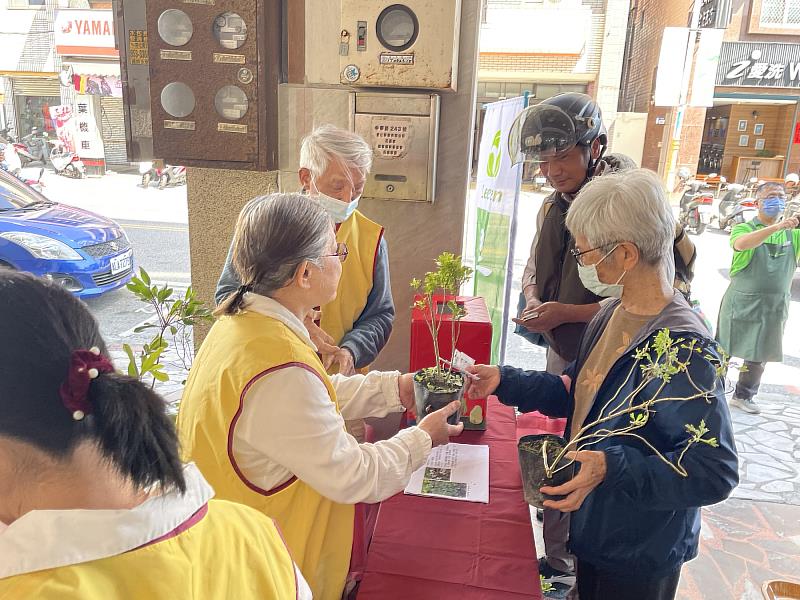 響應植樹月「織一片生態綠網」主題,林業及自然保育署花蓮分署今(26)日攜手里仁及木酢達人,在里仁花蓮中華店舉辦植樹贈苗活動。
