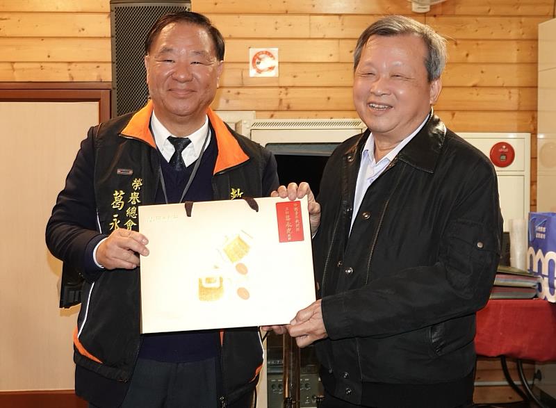 葛主任致贈禮品給王瑞德副縣長