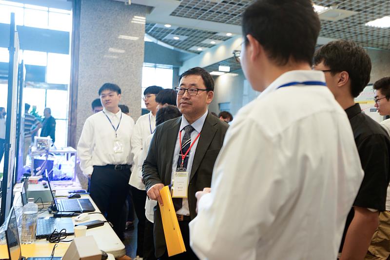 「2025第20屆數位訊號處理創思設計競賽」決賽現場，評審委員仔細聆聽學生團隊的設計理念，並針對作品的技術細節與創新應用進行深入交流。這場互動不僅展現了評審們的專業素養，更體現了競賽旨在提升技職體系學生實作能力與激發創新思維的宗旨。
