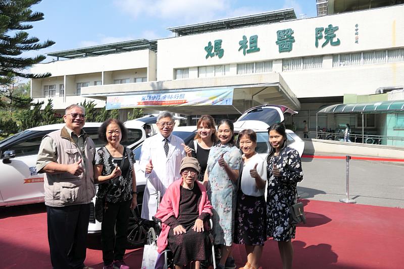 吳錫金院長感謝「秀薇家族」捐贈社區醫療巡迴車1輛。