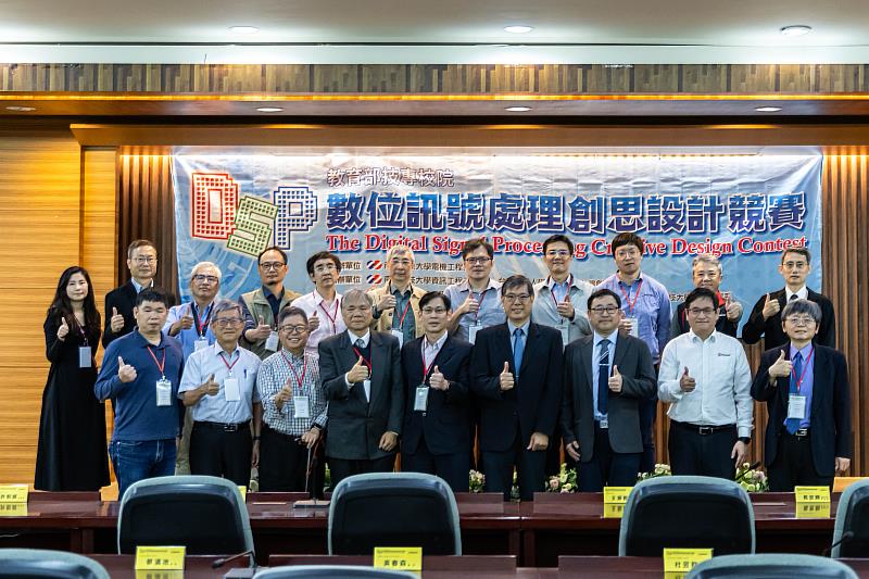 南臺科大電機工程系於日前（14日）盛大舉辦「2025第20屆數位訊號處理創思設計競賽」，此競賽由教育部指導，旨在提升技職體系學生的實作能力、專業競爭力與國際視野。王振乾副校長與贊助廠商、評審合影，共同為競賽揭開序幕。