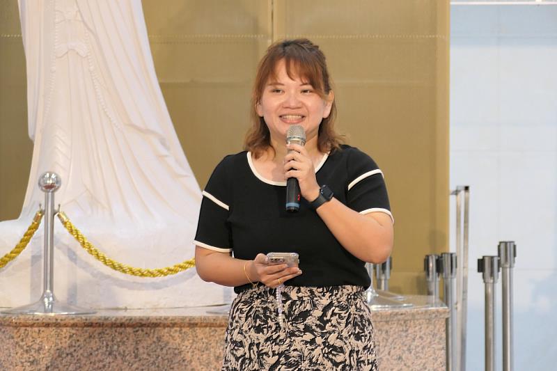曾玫小姐代表「秀薇家族」捐贈社區居家醫療巡迴車1輛。