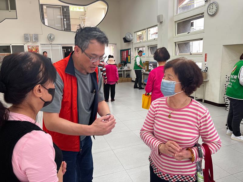 地政事務所登記課長謝瑞雄與參與長者互動分享案例