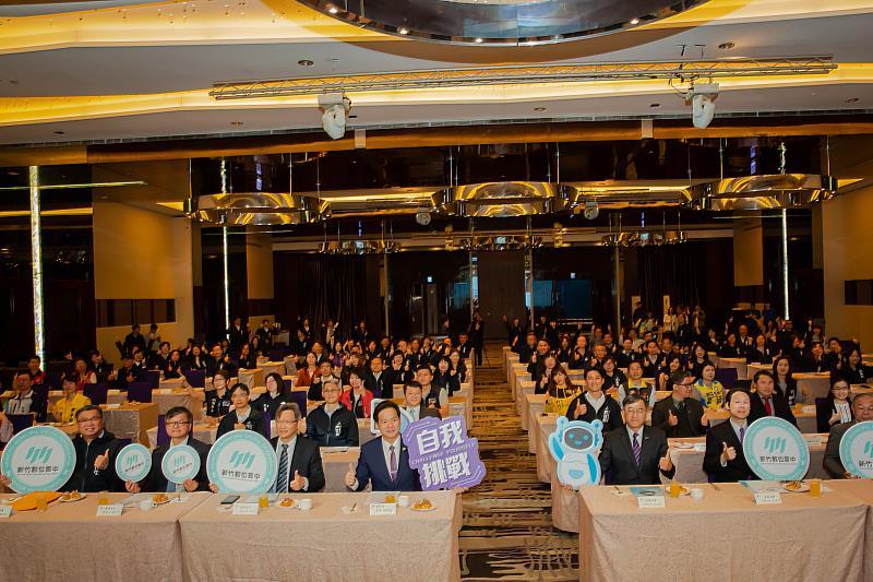 竹市數位實驗高中簽訂合作備忘錄,與會貴賓、各校校長及企業人士大合影