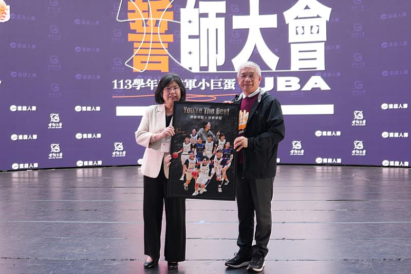 圖四：世新女籃贊助企業遠雄人壽鼎力支持，致贈冠軍拼圖，攜手球員與教練，共同邁向奪冠目標
