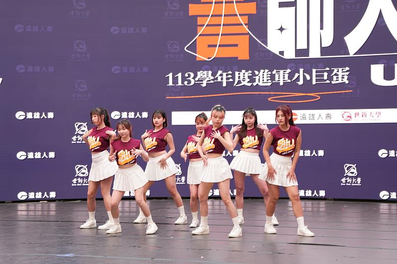 圖三：世新GIRLS啦啦隊以熱力四射的舞蹈表演，點燃全場熱情，激勵師生與球隊士氣