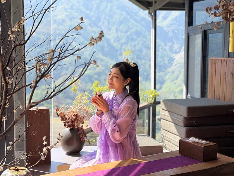 療癒女聲楊淨宇赴瑞里紫藤花季演出,趁空檔暢遊海鼠山、品咖啡、享用特色餐