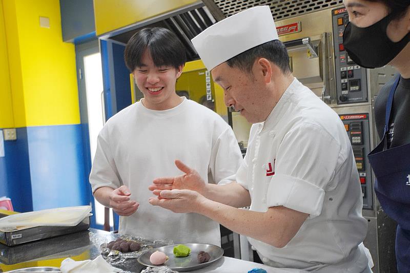 大葉大學應日系蕭聖諺同學(左)在日本主廚引導下體驗和菓子手法