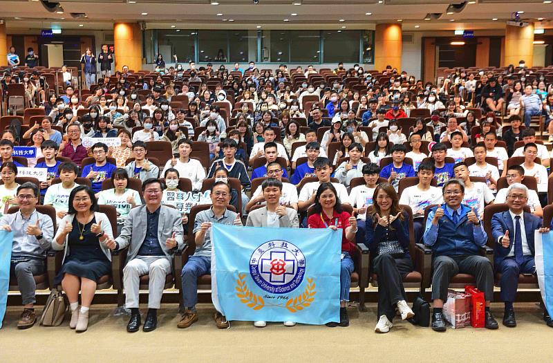 2025李洋校園公益演講全國巡演首站在中臺科大全體合影