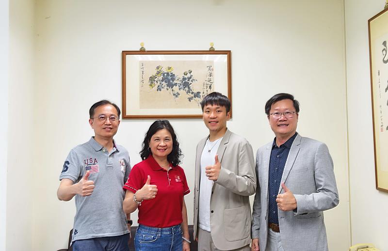 奧運羽球男雙金牌得主李洋(右二)與中臺科大陳錦杏校長(左二)、鄭凱元副校長(左一)、林政勳學務長(右一)合影