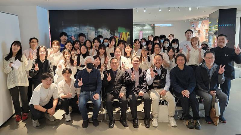 海大文創系畢業展開幕式全體合影