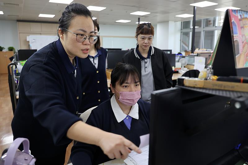 6年前,林宜靜(左)轉入長期照護領域,放下成見深入了解後,不僅收受滿滿,也發現長期照護其實是透過全社區、全人的照顧來達成共好的目標。