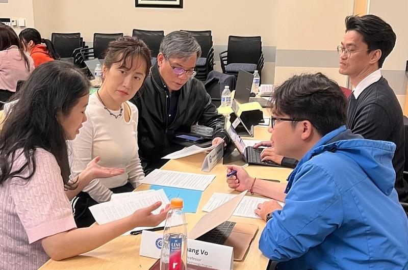 來自臺科大各個背景的參訓成員在UC Irvine人文學院教授林容先的Inclusive Teaching主題工作坊中，交流Universal Design for Learning(UDL)教學法如何應用在各自領域的課堂。