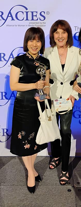 劉馬利老師與去年 Gracie award 終生成就獎得主Suzyn Waldman女士合影。