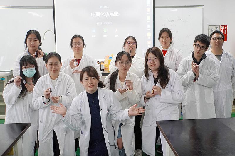 大葉大學藥保系張淑微老師(前排中)的中藥化妝品學課程獲教育部教學實踐獎助