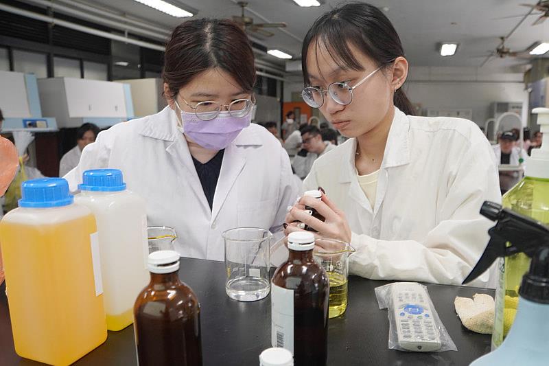 大葉大學藥保系學生製作萬用香氛