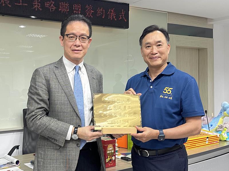 國立虎尾農工製作鈦金屬雷雕策略聯盟簽約紀念牌,由虎尾農工校長李重毅(左)致贈予南臺科技大學校長黃能富(右),象徵兩校簽約猶如鈦金屬般永不銹蝕。