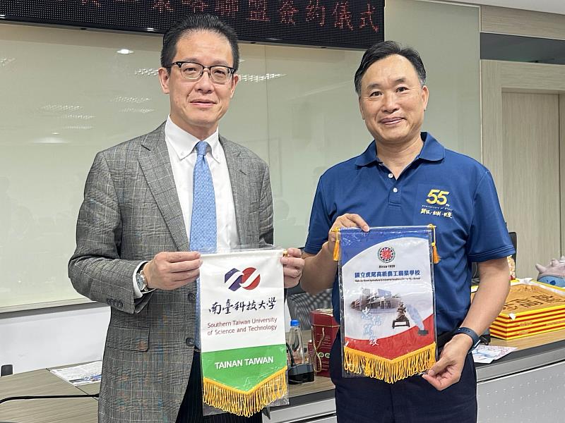 南臺科大校長黃能富(右)與虎尾農工校長李重毅(左)互換錦旗。