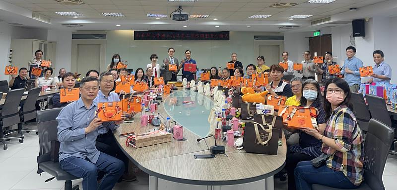 中華民國聲暉聯合會理事長莫素娟帶來聽障孩子製作餅乾禮品致贈給所有與會師長,使簽約儀式充滿溫馨氣氛。