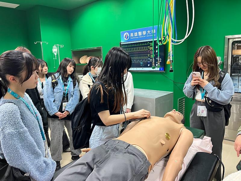 日本學生參訪模擬醫學中心體驗高階模擬病人呼吸與心跳