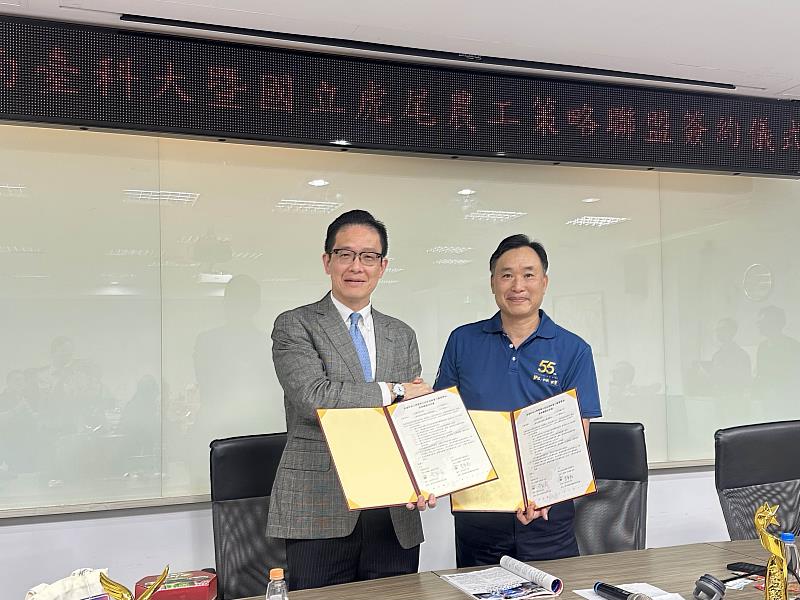 簽約儀式由南臺科大校長黃能富與虎尾農工校長李重毅共同主持,雙方代表簽署合作備忘錄。