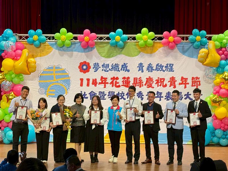 吉安鄉長游淑貞頒發社會優秀青年獎狀