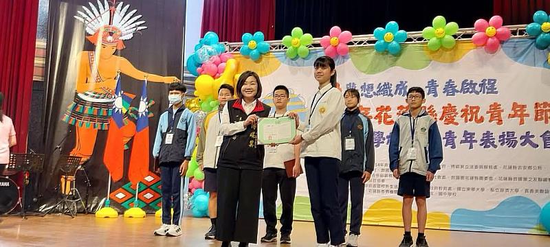 傅崐萁立委服務處主任頒發中等學校優秀青年獎狀