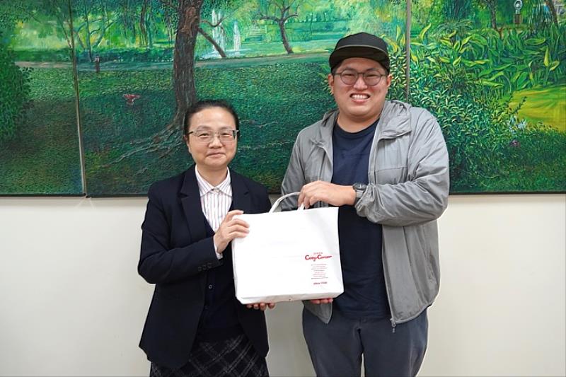 圖／日籍生次部大樹（右）畢業後順利進入熱愛的半導體產業工作，日前特地從日本飛到台灣，送禮感謝院長簡曉花（左）的栽培與照顧。