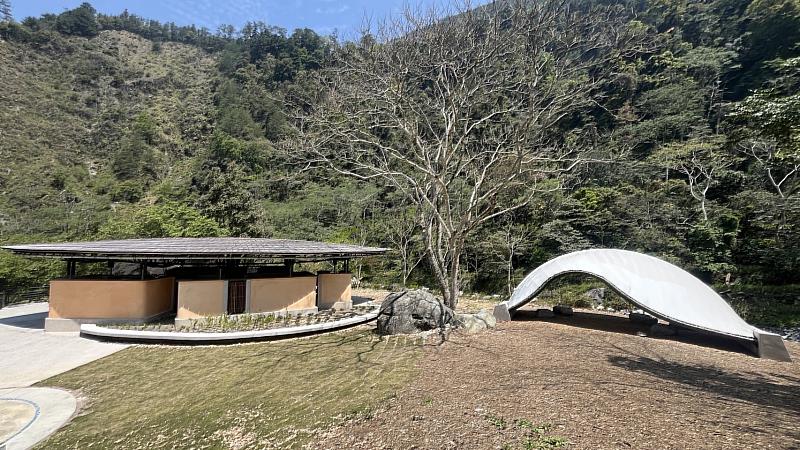 八仙山國家森林遊樂區親水區旁的竹泊及溪邊竹藝公廁(林業及自然保育署臺中分署提供)