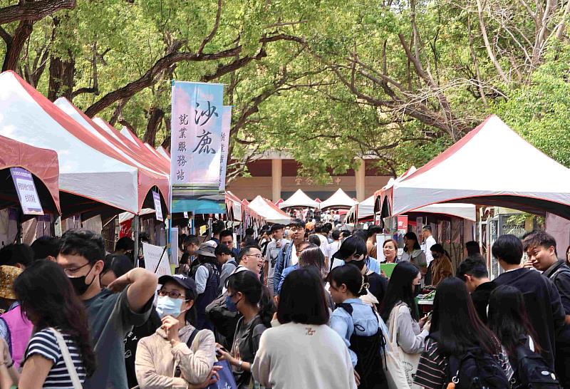 「2025年東海大學就業暨實習徵才博覽會」吸引科技業、製造業、服務業、運輸航運業、政府單位等多元知名機構參與,為企業與求職者搭建高效媒合平台。