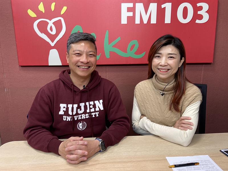 輔大藍易振校長(左)、知名主持人蘭萱(右)