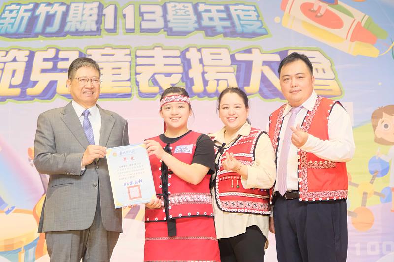 官網-五峰國小趙智婕同學(左二)在校學習認真，尤其學習族語更是積極