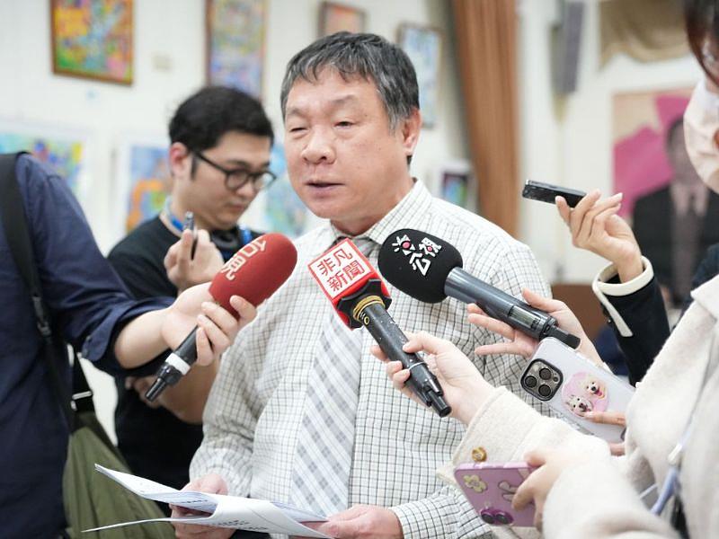 中央大學台灣經濟發展研究中心執行長吳大任教授接受媒體聯訪。