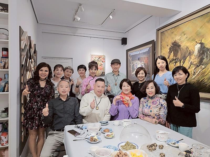 台灣國際藝術協會理事長謝春美女士(前排中) 特别邀請在一起永續科技薛煒立董事長(前排左二) 與多位藝術創作者分享藝術、文創與ESG之間的融合契機。(圖片提供: 台灣國際藝術協會)