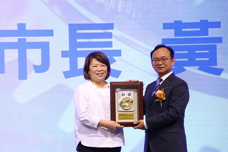 嘉義市長黃敏惠致贈賀禮 感謝張哲明理事長一年來的用心付出