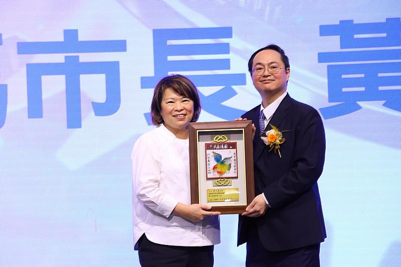 嘉義市長黃敏惠致贈賀禮 祝賀愛之味總經理陳志展接任民雄頭橋廠協會第3屆理事長