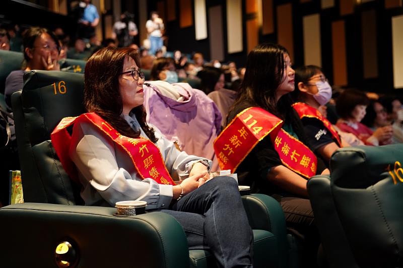 竹縣表揚績優社工及社政人員,邀社工看電影放輕鬆。