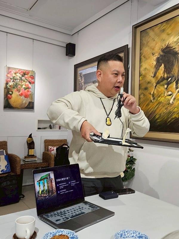 在一起永續科技薛煒立董事長分享如何結合藝術價值、永續能源及社會公益的創新模式。(圖片提供: 台灣國際藝術協會)
