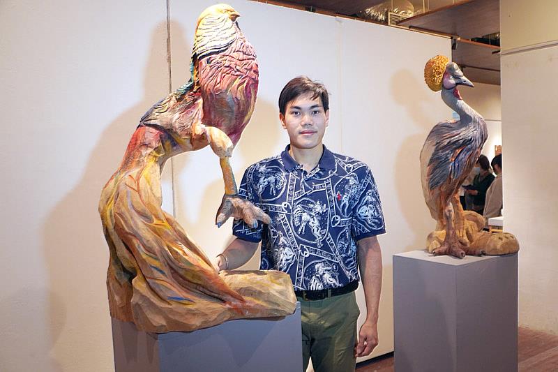 大葉大學造藝系碩士生陳紀凱展出兩件鳥類木雕創作