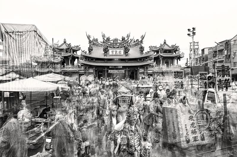 「諸神與眾生」參展藝術家陳伯義,以鏡頭紀錄廟宇及廟前廣場並重疊組合,呈現廟埕空間世俗與神聖共在的景觀。 陳伯義,〈大廟埕-臺南海尾朝皇宮〉, 2019,藝術家授權。