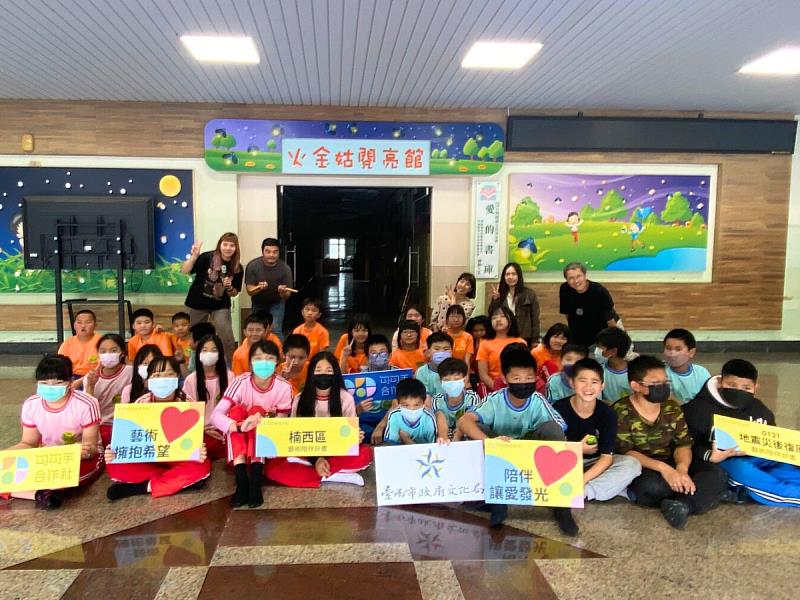 臺南市政府文化局攜手勾勾手合作社兒童劇團，啟動「藝術陪伴計畫」，用戲劇為孩子帶來溫暖與支持
