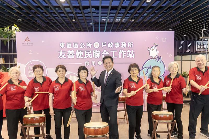 邱臣遠代理市長與金山社區太鼓隊合照。