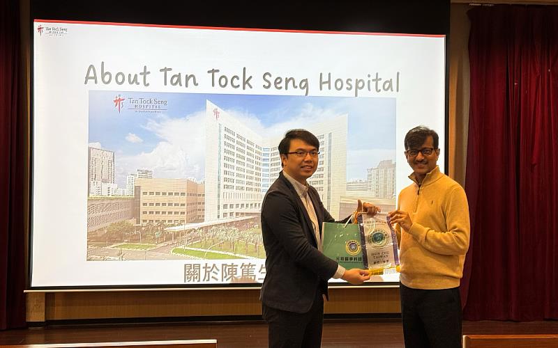 元培醫事科技大學醫放系賴律翰主任(左)及陳篤生醫院放射科主任Surender Reddy Naini合影