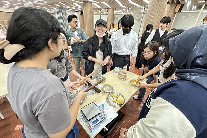 馬中餐飲學程同學教導海大外籍生製作馬祖特產-黃金餃