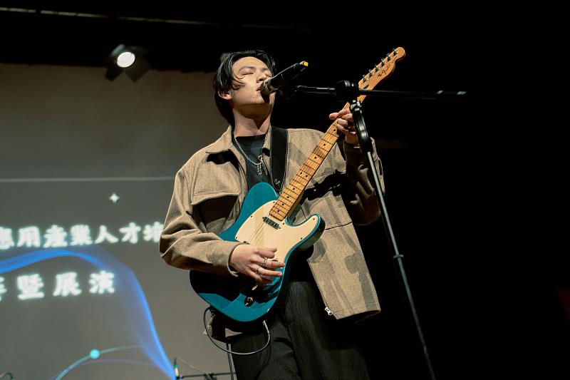 圖四:創作歌手DözY為世新校友,創作歌曲獲世新與三立聯手推出的《戀愛,重修中》節目選用