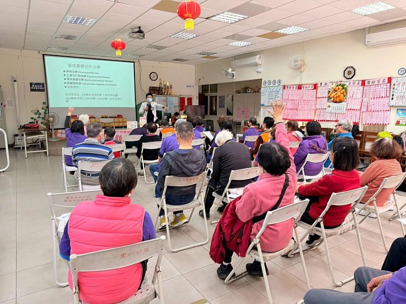 於3月21日邀請國軍新竹王韋力主治醫師講解老人憂鬱症,民眾積極踴躍參與。